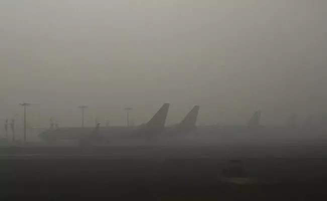 Fog disrupts operations at Delhi airport in 337 flights delayed - Sakshi