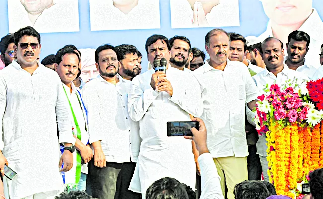 YSRCP Samajika Sadhikara Bus Yatra in Rayachoti - Sakshi