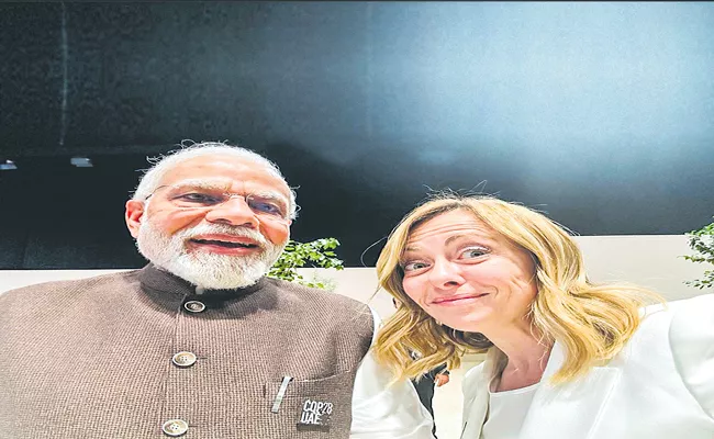 Melodi: PM Modi and Italian counterpart Georgia Meloni selfie breaks the internet - Sakshi