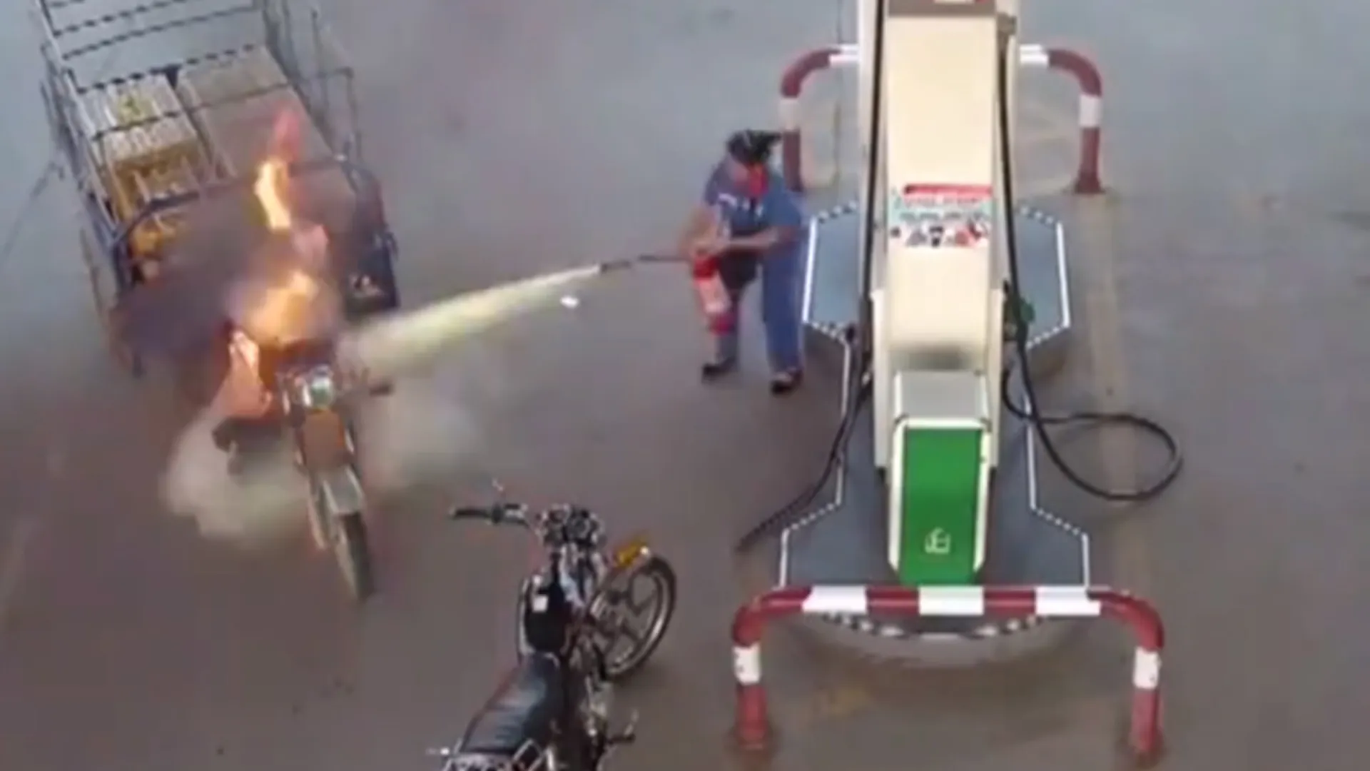 Three Wheeler Caught Fire At A Petrol Pump Watch Twitter Video Viral