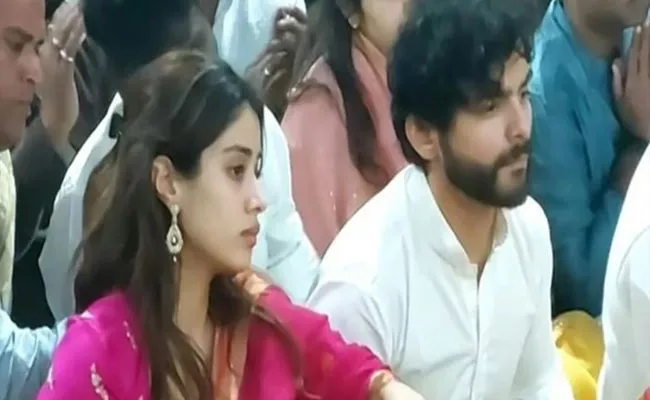 Janhvi Kapoor Rumoured BF Shikhar Pahariya At Ujjain Mahakal Temple - Sakshi