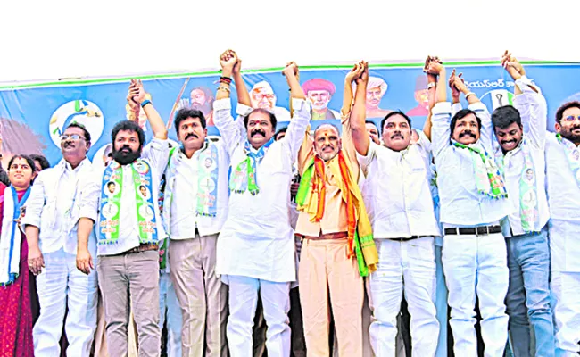 YSRCP Samajika Sadhikara Yatra Public Meeting at Raptadu - Sakshi