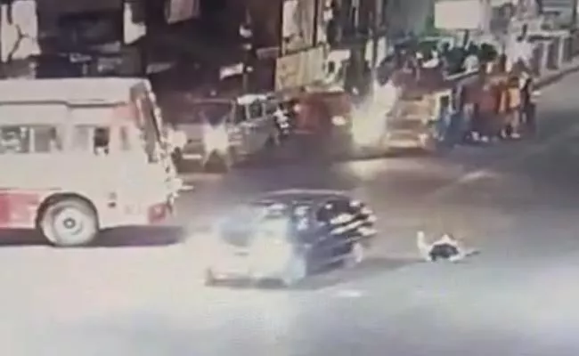 Hit And Run Video: Car Moves Down On Traffic Police In Up - Sakshi