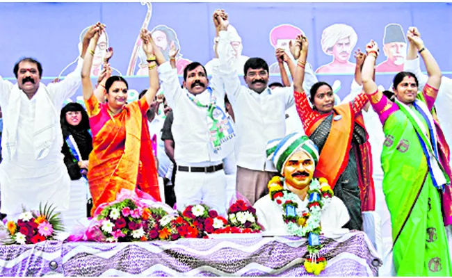 Ysrcp Samajika Sadhikara Bus Yatra in Anantapur District Rayadurgam - Sakshi