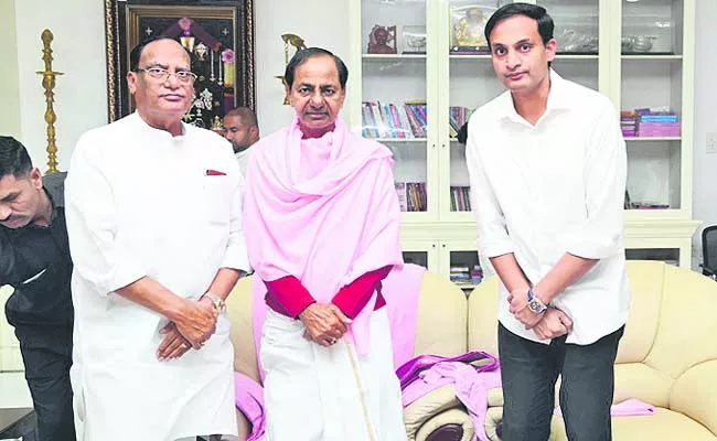 Council Chairman Gutta Sukhender Reddymet with KCR - Sakshi