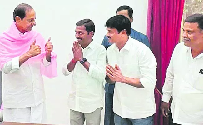 Former CM KCR consoled the ranks of BRS - Sakshi