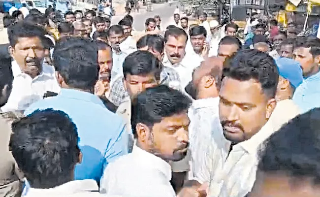 Clash between Sriram and Suri clans in Mudigubba - Sakshi