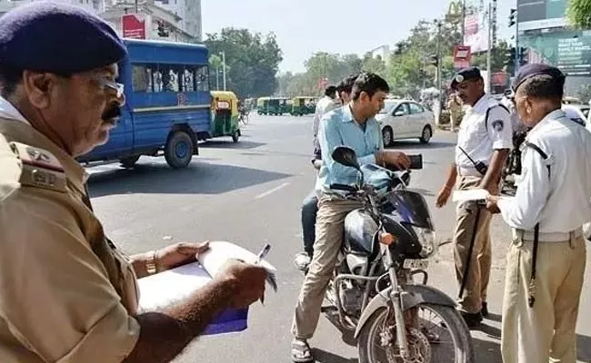 Telangana traffic challan discounts Extended - Sakshi