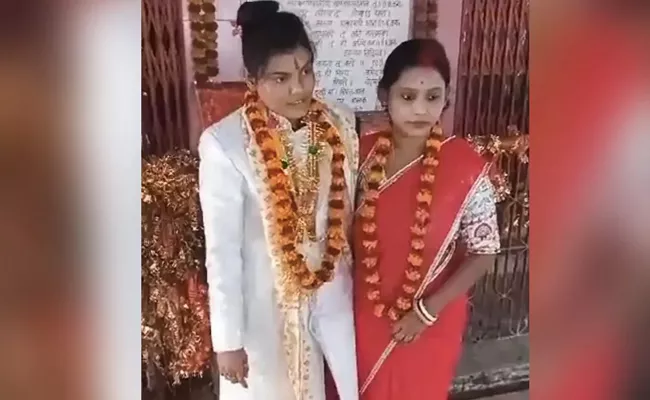 Lesbian Couple From Bengal Marries At UP Temple - Sakshi