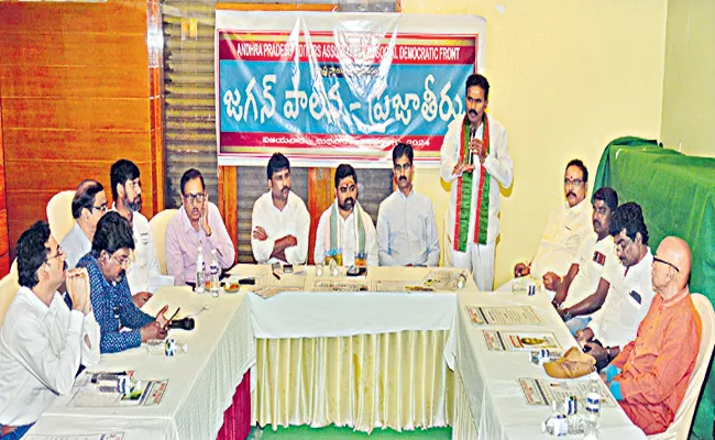 Intellectuals Praises CM YS Jagan Govt Welfare Schemes - Sakshi