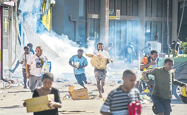 Major rioting in Papua New Guinea as police strike over missing pay - Sakshi