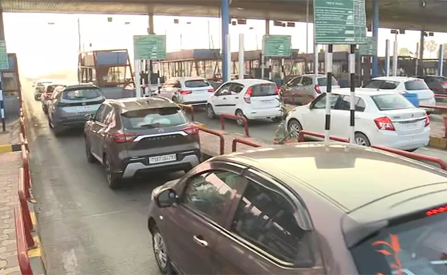 Increased Number Of Vehicles At Toll Gates Due To Sankranti - Sakshi