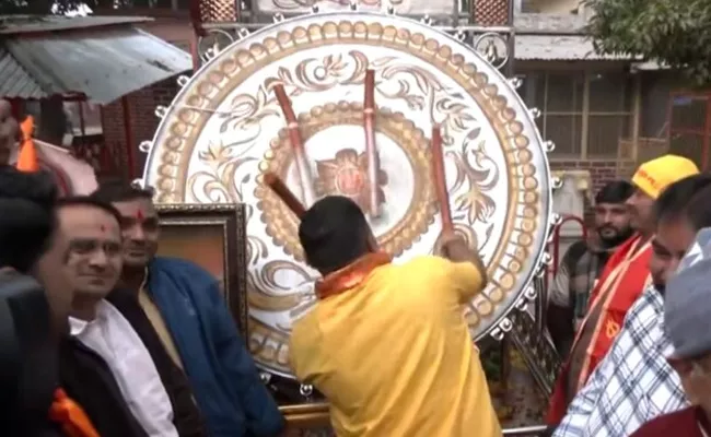 500kg Drum From Gujarat Arrives In Ayodhya Ahead Of Ram Mandir - Sakshi