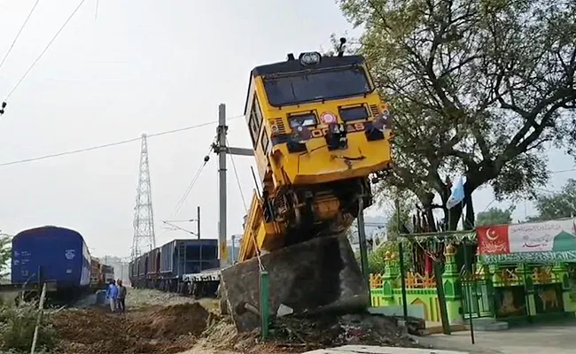 Goods Train Compartments Crashed In Loop Line Ramagundam - Sakshi