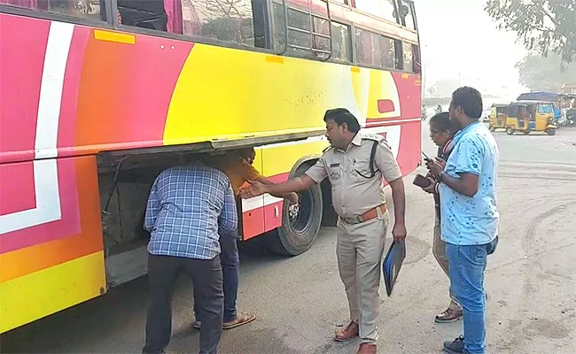 Rta Officials Raids On Private Travel Buses - Sakshi