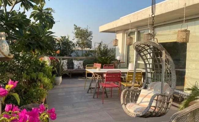man on house hunt in Delhi asked to pay Rs 2500 for society visiting card - Sakshi