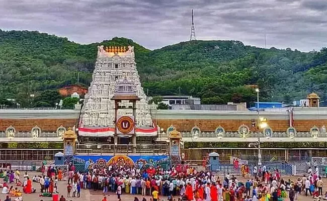 Huge rush of devotees at Tirumala - Sakshi