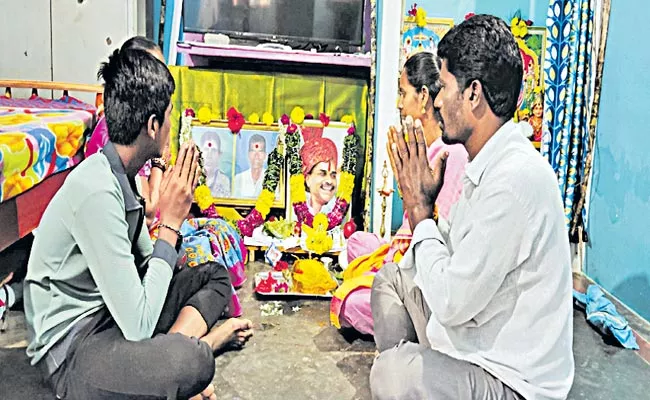 Fan Who Showed Their Admiration For The Great Leader Ysr - Sakshi