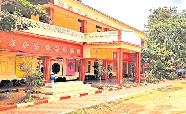 Old Students Surprised By Seeing Their Government School Renovated As Corporate School In Andhra Prades - Sakshi