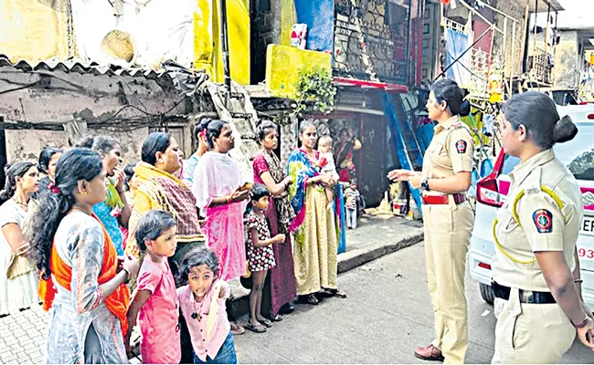 Sewri police takes its message to corner meetings - Sakshi