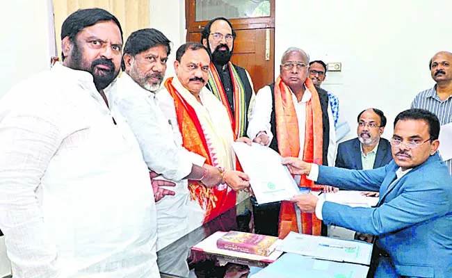 Congress Leaders Mahesh Kumar Goud and Balmoor Venkat To File MLC Nominations - Sakshi