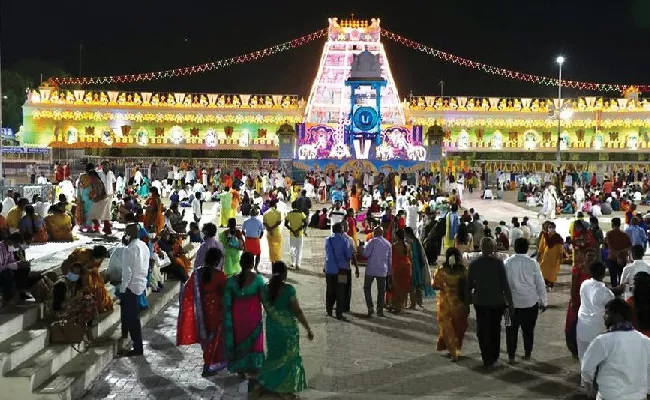 Huge Devotees Rush at Tirumala Tirupati Temple - Sakshi