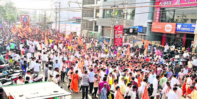  శోభాయాత్రలో  భక్త జన సందోహం (ఇన్‌సెట్‌) 18 అడుగుల రాముడి భారీ విగ్రహం   - Sakshi