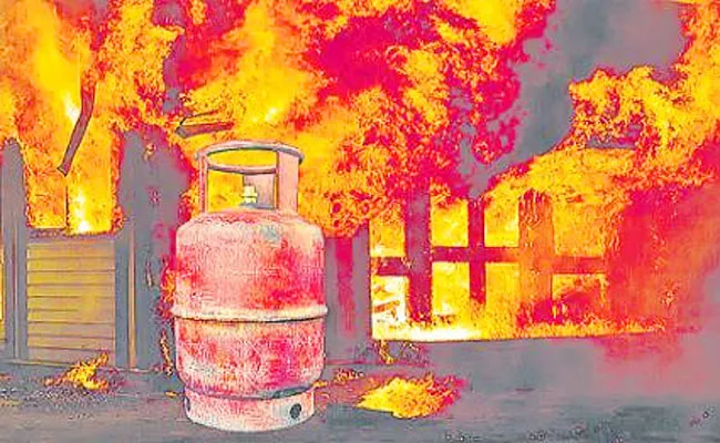 Cylinder Blast In Madhapur Police Station - Sakshi