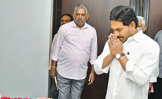 Cm Jagan Pays Tribute To Subhash Chandra Bose On His 127 Birth Anniversary - Sakshi