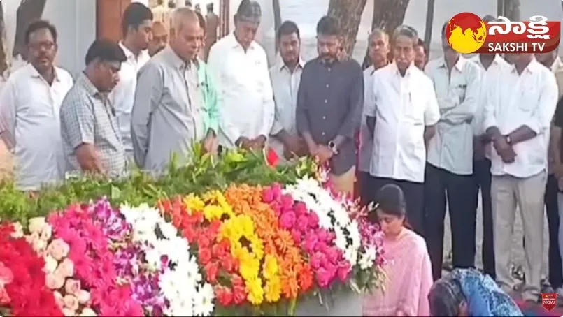 YS Bharathi Pays Tribute To EC Gangireddy 