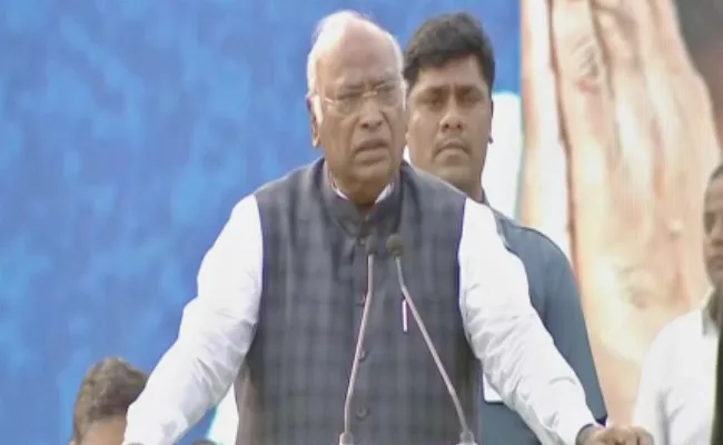 Aicc President Mallikarjun Kharge Fires On Pm Modi - Sakshi