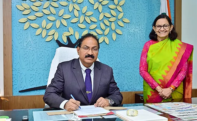 Former Dgp Mahender Reddy Takes Charge As Tspsc Chairman - Sakshi