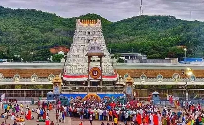 Crowd Of Devotees Increased in Tirumala - Sakshi