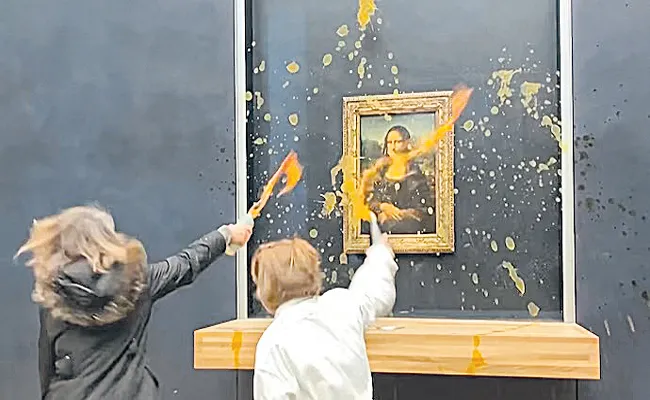 Mona Lisa painting splattered with soup by climate activists - Sakshi