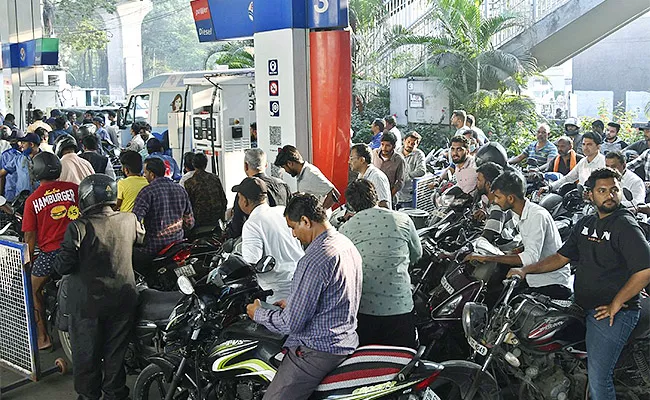 Hyderabad: Huge Queues At Petrol Stations On The Second Day - Sakshi