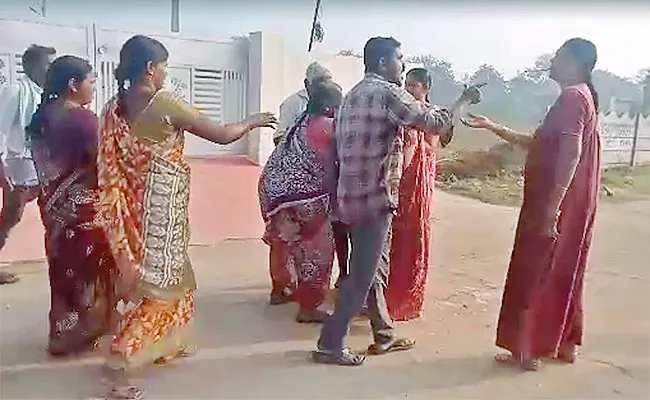 Locals Attacked Former Mpp Kavitha In Suryapet District - Sakshi