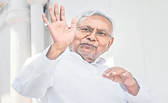 He Nitished Me to U-Turn King: Nitish Kumar breaks the internet with hilarious memes - Sakshi