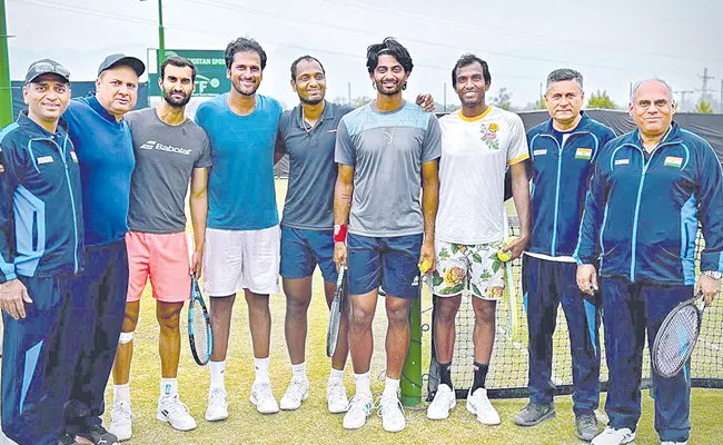 Indian players practice in Islamabad - Sakshi