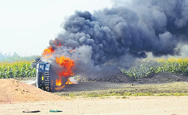 Farmers and people attacked factory structures in Nirmal district - Sakshi