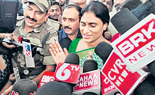 YS Sharmila met YS Jaganmohan Reddy at his residence - Sakshi