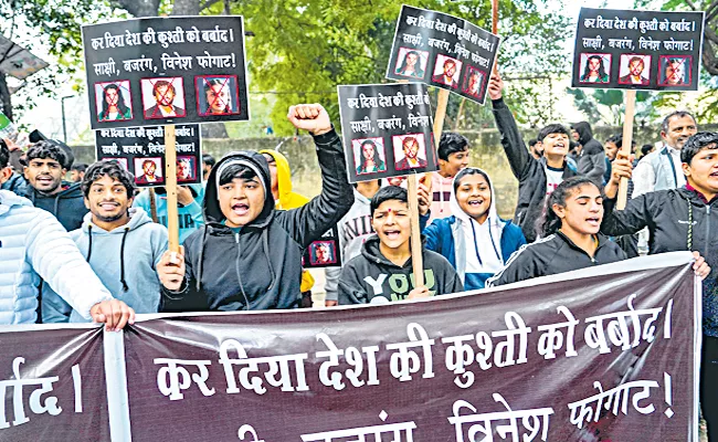 Young wrestlers protest - Sakshi