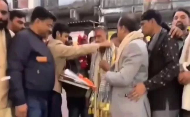 Stage Honoring Rajasthan Minister Heeralal Collapses Video Viral - Sakshi