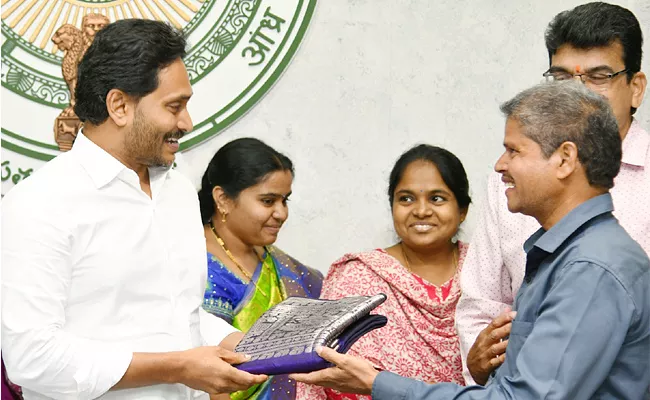 Cm Jagan Congratulates Handloom Worker Nagaraj - Sakshi