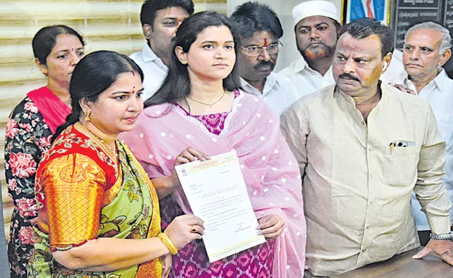 TDP Resignations started in NTR District with Keshineni Swetha - Sakshi