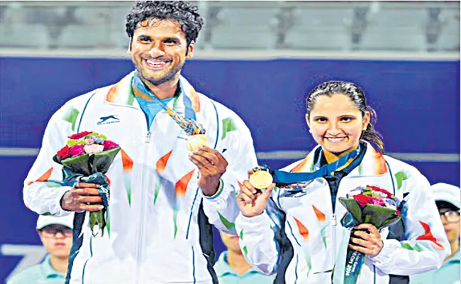 Arjuna awardee and international tennis player Saket Maineni with Sakshi