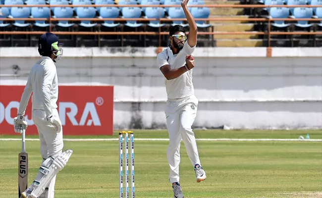 Jalaj Saxena mesmerises for Kerala, takes 9 wickets against hapless Bengal - Sakshi