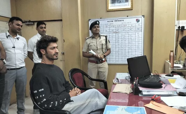 Actor Vidyut Jammwal In Railway Police Station - Sakshi