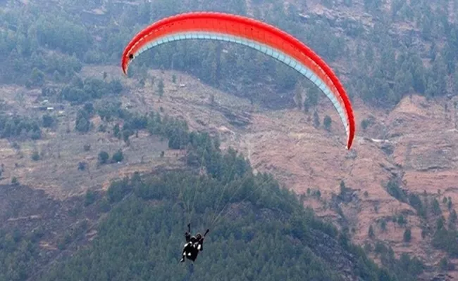 Hyderabad Tourist Killed In Paragliding Accident in HimachalKullu - Sakshi