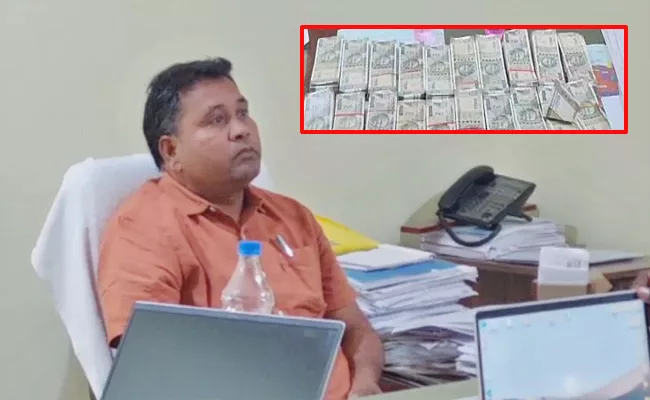 Shamirpet Tahsildar Caught By ACB While Taking Bribe - Sakshi