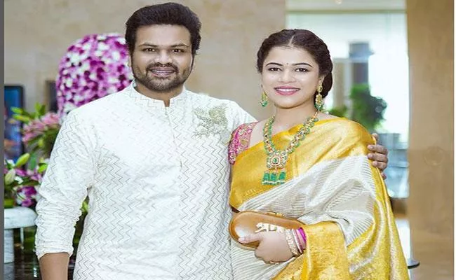 Manchu Manoj Introduces About His Wife To Namrata Shirodkar - Sakshi